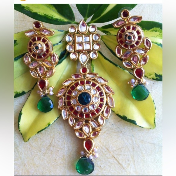 SILVERFAIRY Accessories - Kundan Pendant Set in 18 Karat Gold Plating.